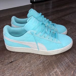 Women’s 9.5 puma suedes